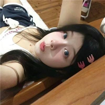 微光下的蓝色男孩
